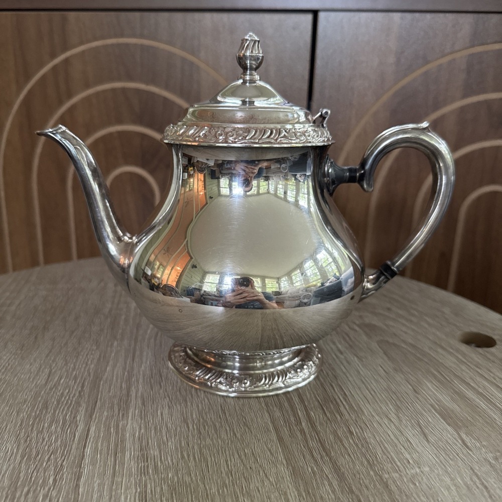 Vintage Oneida Henley Community Queen Bess Tea Pot Tudor Silverplate